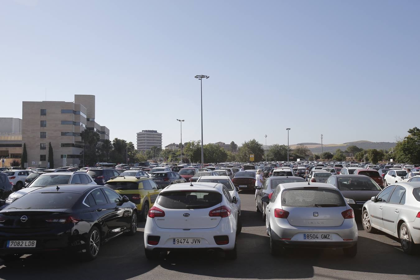 Así están los aparcamientos del hospital Reina Sofía de Córdoba, en imágenes