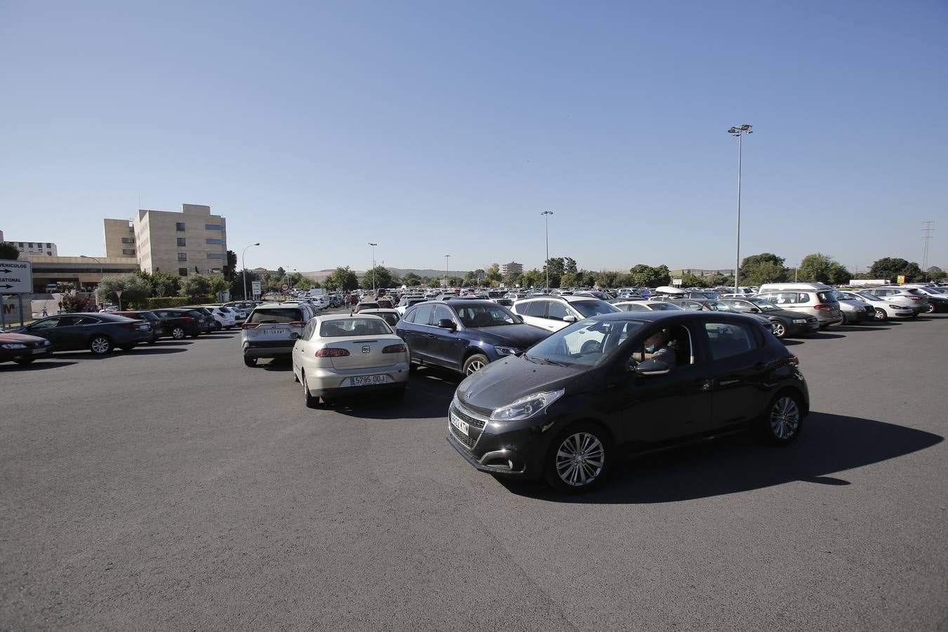 Así están los aparcamientos del hospital Reina Sofía de Córdoba, en imágenes