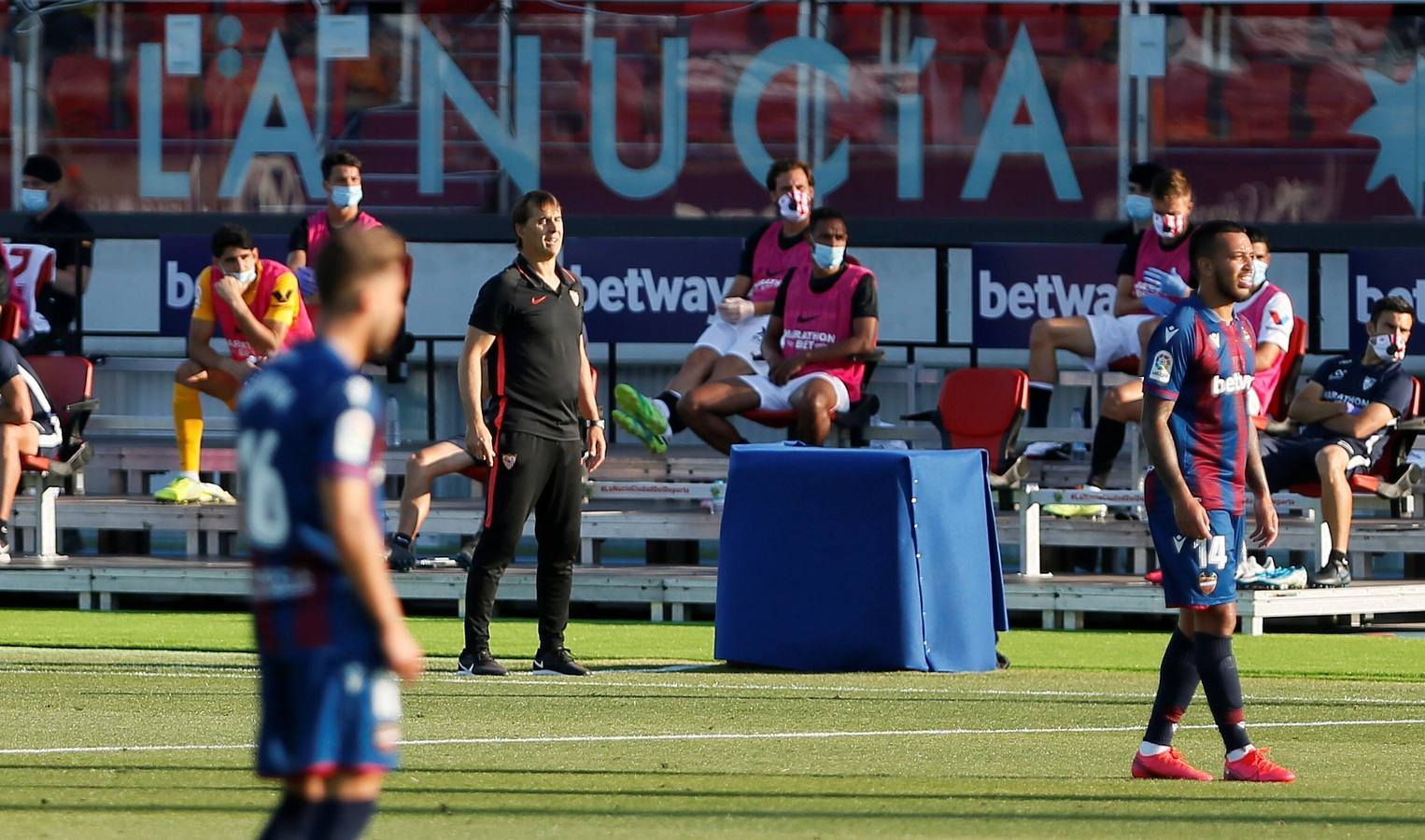 El partido Levante-Sevilla, en imágenes