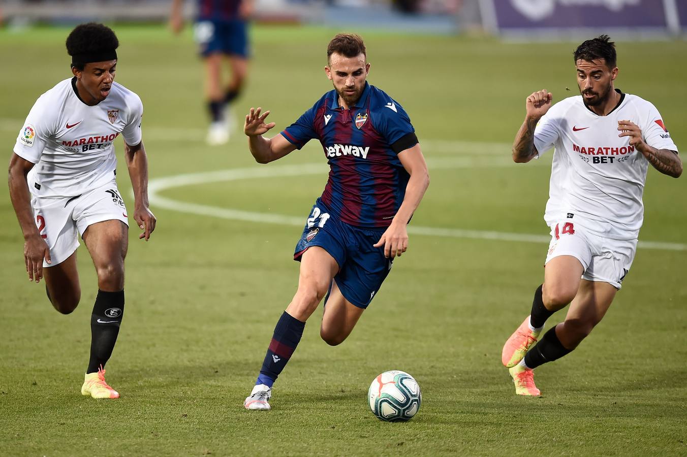 El partido Levante-Sevilla, en imágenes