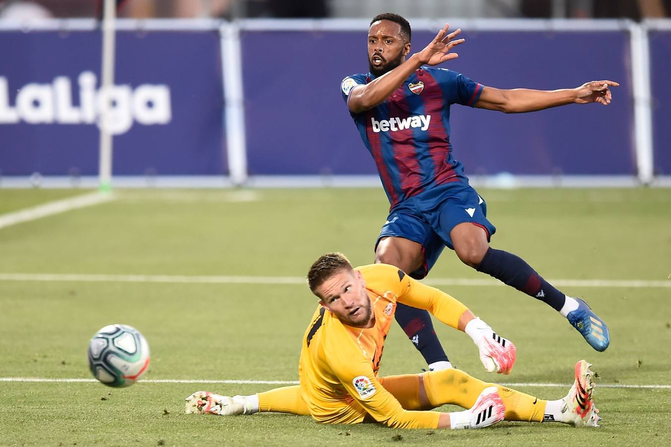 El partido Levante-Sevilla, en imágenes