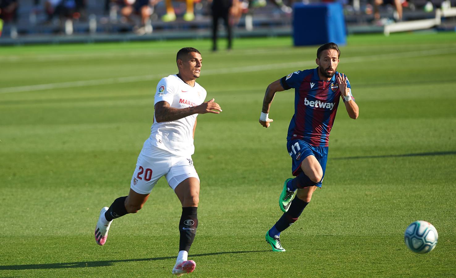 El partido Levante-Sevilla, en imágenes