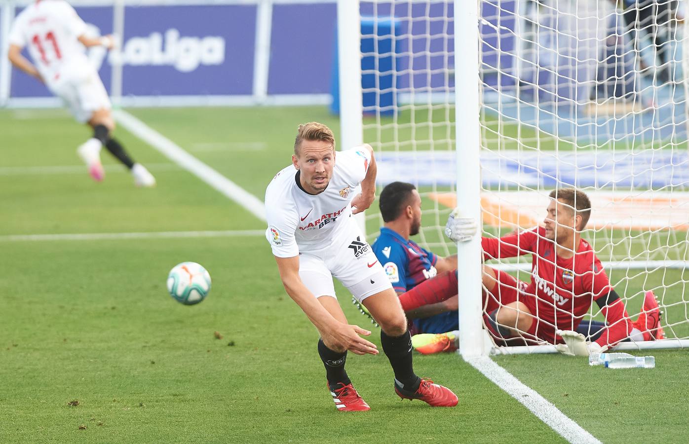 El partido Levante-Sevilla, en imágenes