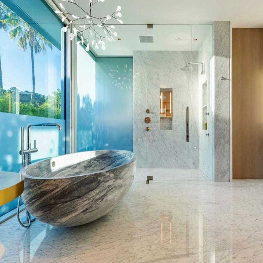 Atención al detalle. Incluso los baños no pueden ser más elegantes. La residencia también cuenta con centro wellness con jacuzzi, sauna, baño turco y piscina.