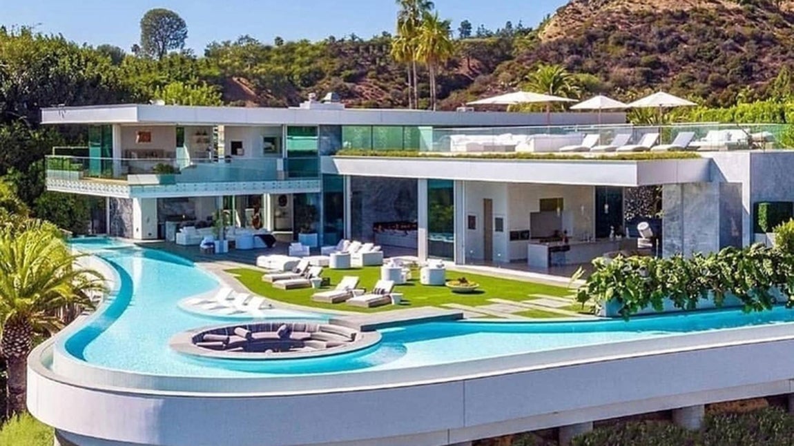 Valorada en 52 millones. En el caso de adquirir dicha mansión, el precio de 52 millones de dólares parece no ser un impedimento teniendo en cuenta que en 2018 James firmó un contrato cuatrianual con el equipo californiano por 154 millones, una cifra que podría duplicarse si se le suma la gran cantidad de acuerdos publicitarios que posee.