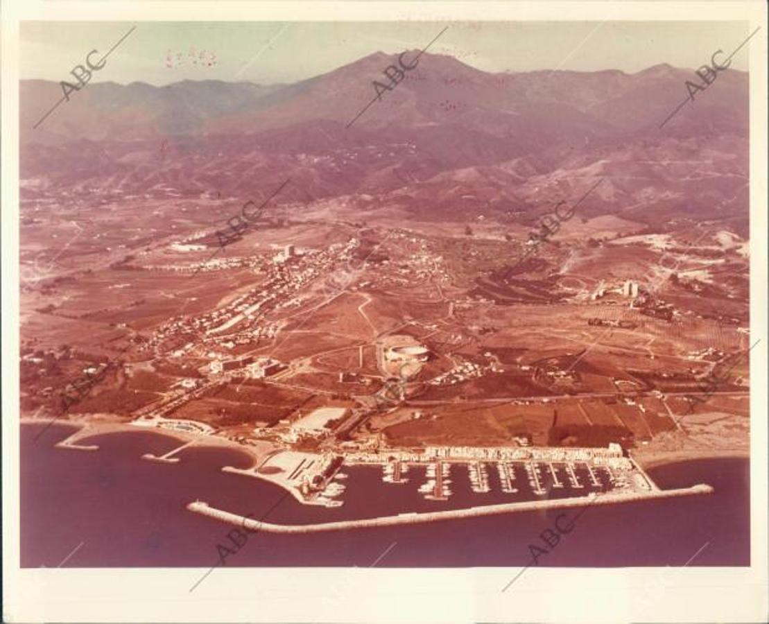 Puerto Banús (Marbella), 1976 CA.). Vista aérea de la zona conocida como Nueva Andalucía, cercana al puerto deportivo de Marbella, con el mar Mediteráneo de frente y la serranía de Ronda al fondo. 