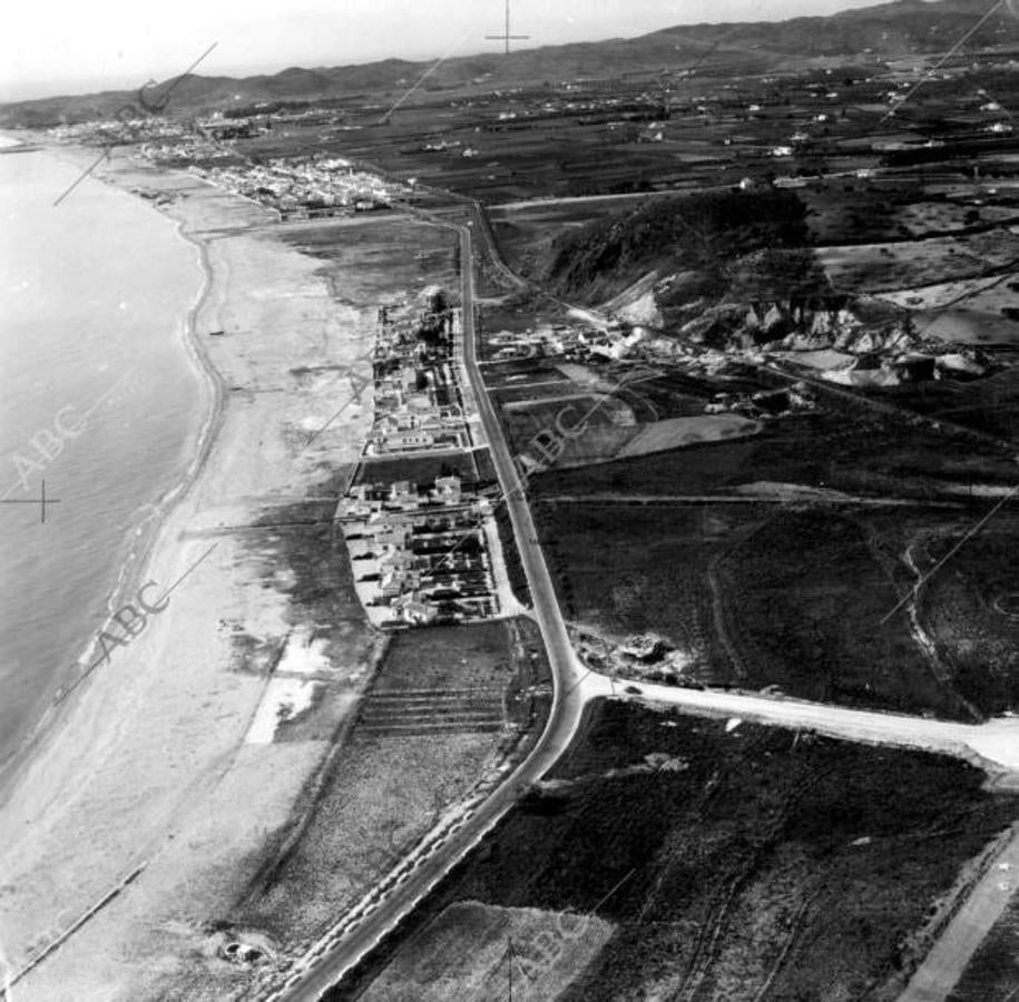 Fuengirola (Málaga), 1960. Vista aérea de la localidad malagueña antes de la llegada masiva de turistas. 