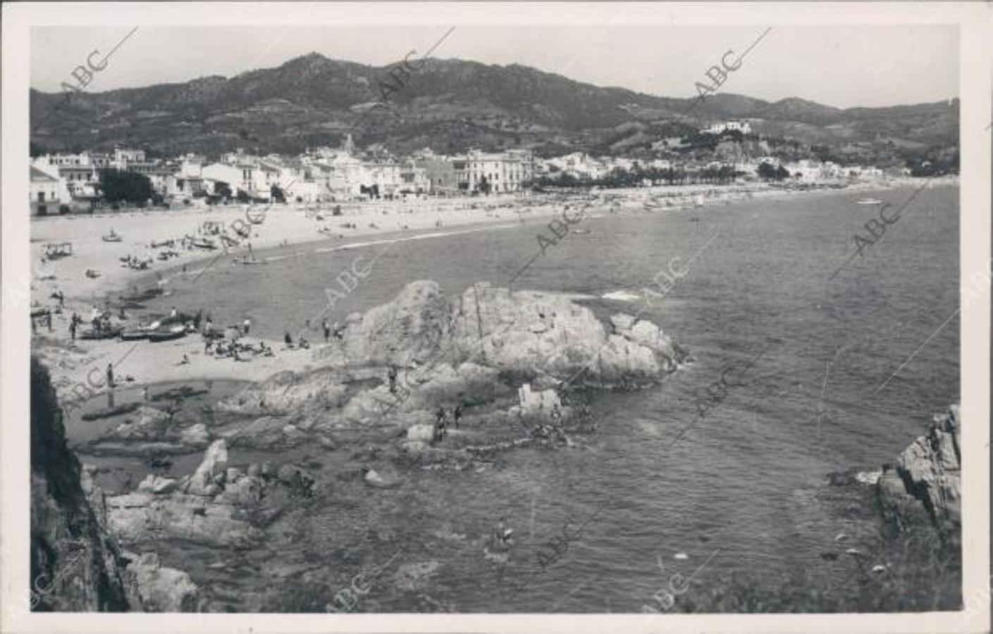 Lloret de Mar (Gerona), 1954 (CA.). Vista de la playa de Lloret de Mar antes del «boom» inmobiliario. 