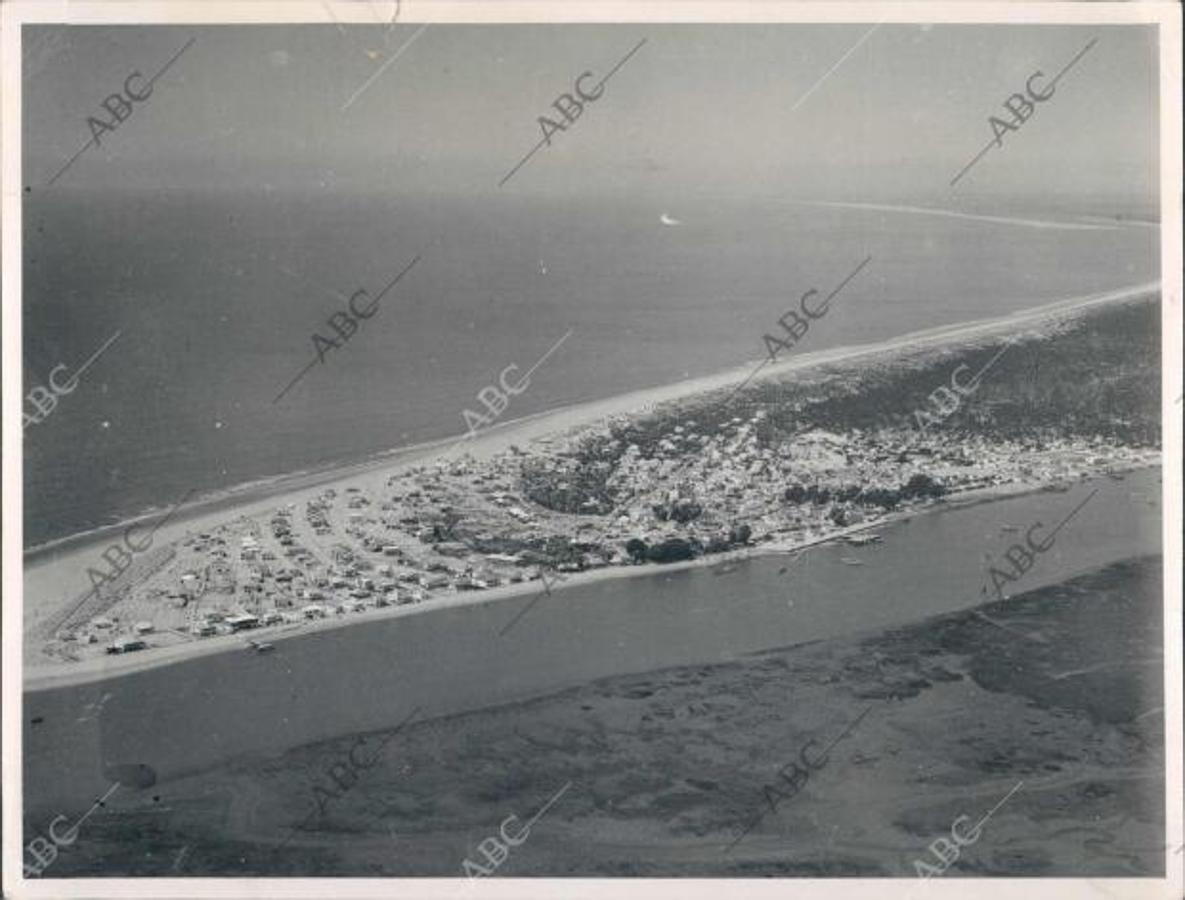 Punta Umbría (Huelva), 1960 (CA.). Vista panorámica de la localidad onubense. 