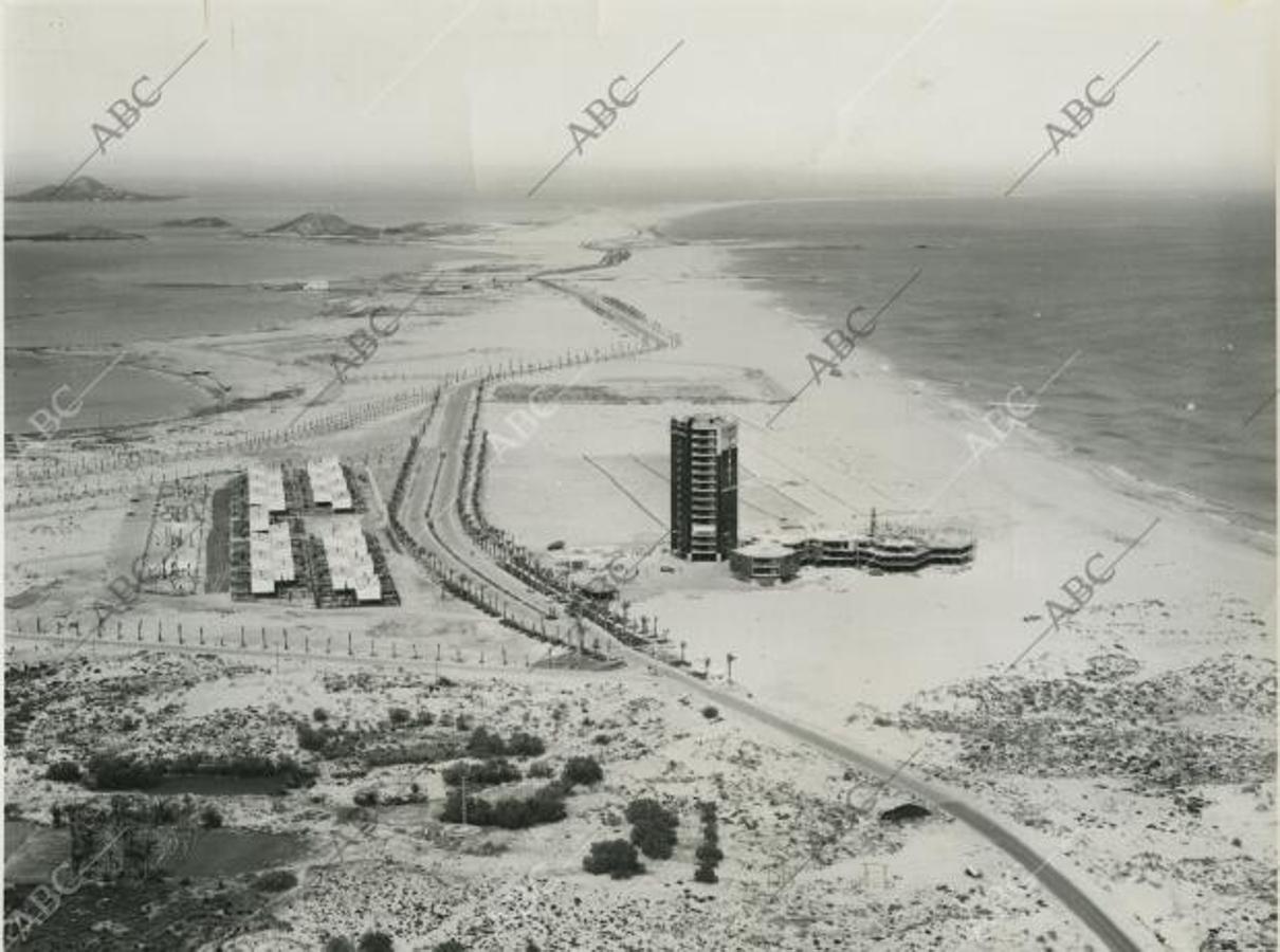 La Manga del Mar Menor, 1970. Vista de la zona antes de ser urbanizada: apenas aparecen una torre de apartamentos y una urbanización, ambas construcciones de carácter turístico. 