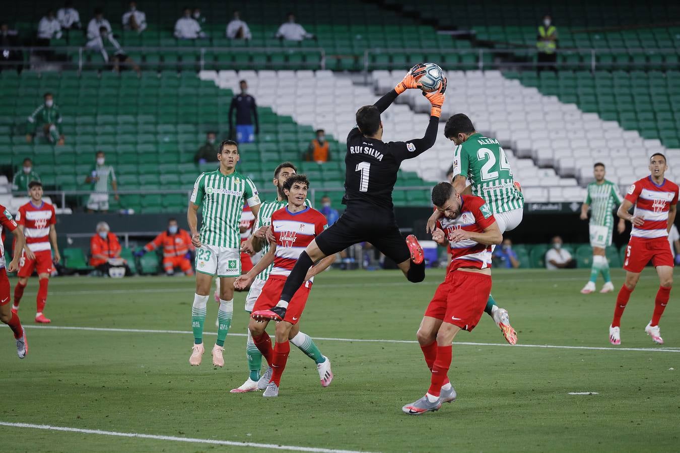 En imágenes, el Betis-Granada en el Villamarín