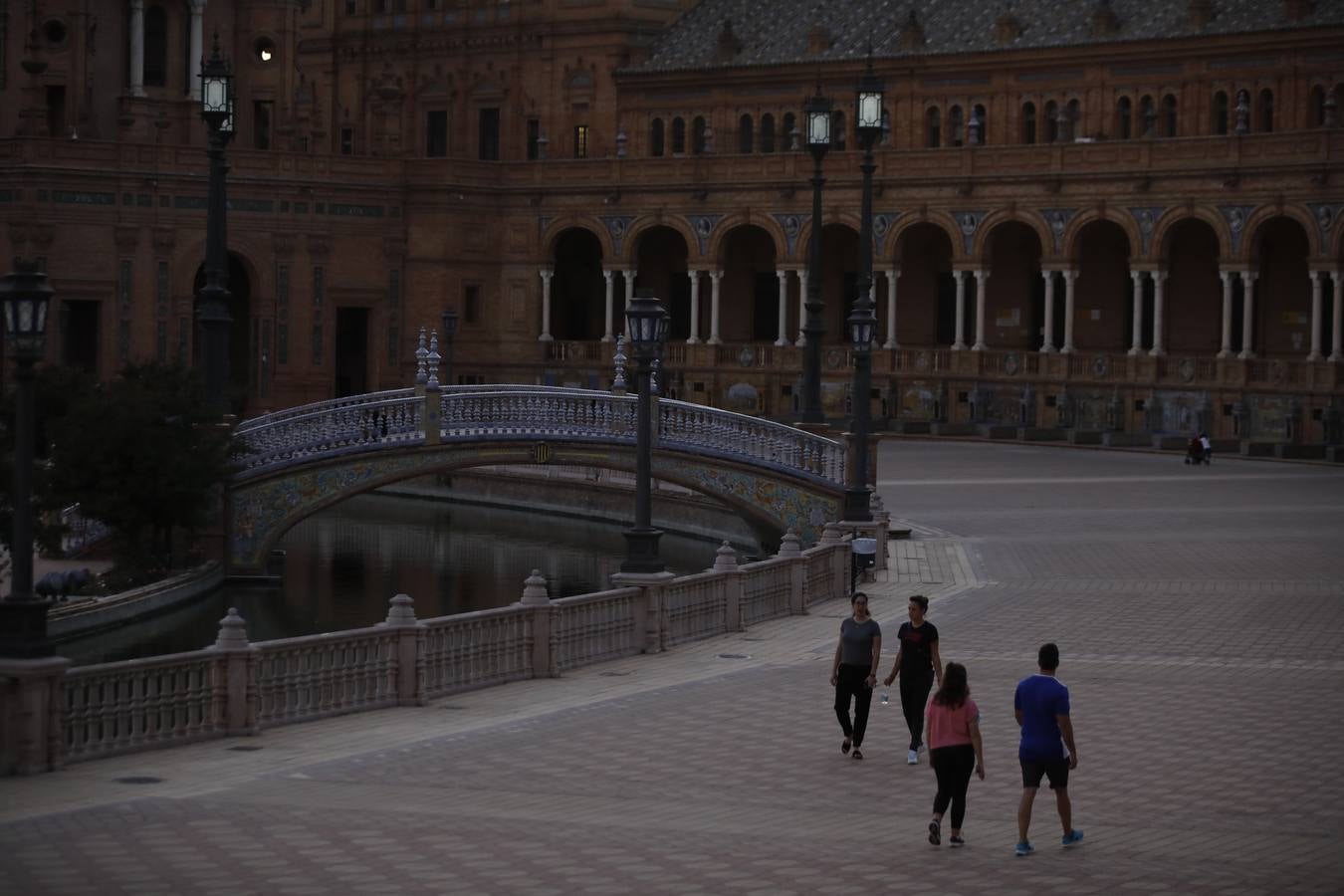 En imágenes, la Plaza España, sin iluminación durante el estado de alarma