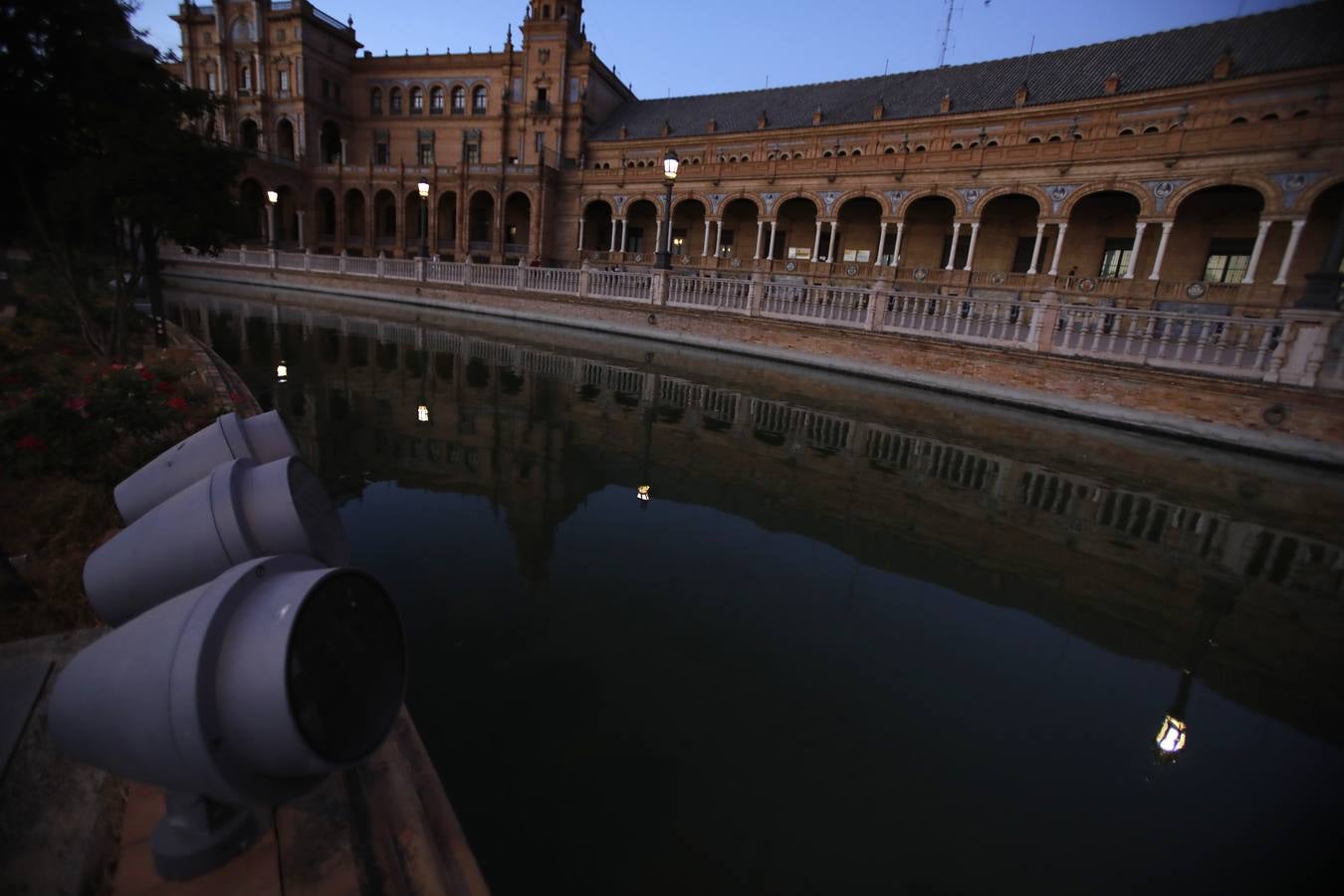 En imágenes, la Plaza España, sin iluminación durante el estado de alarma