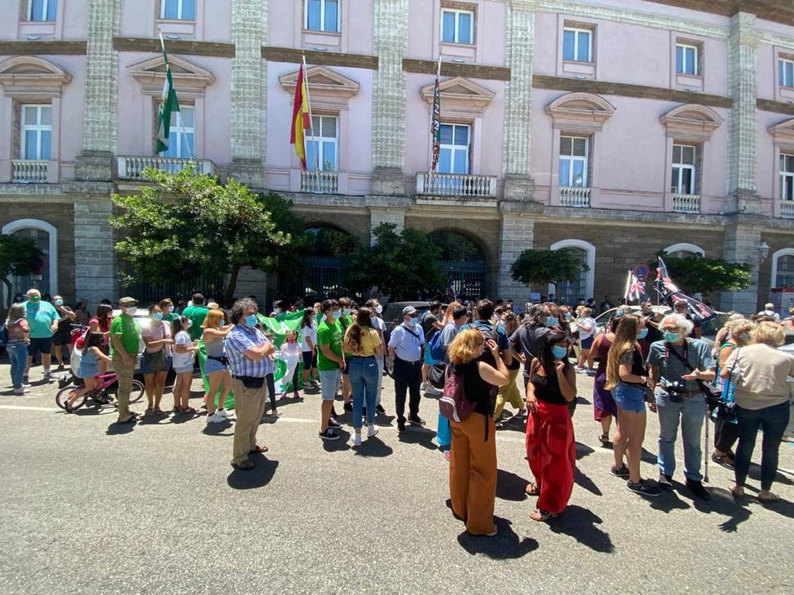 Fotos: El cierre del colegio la Institución, entre protestas