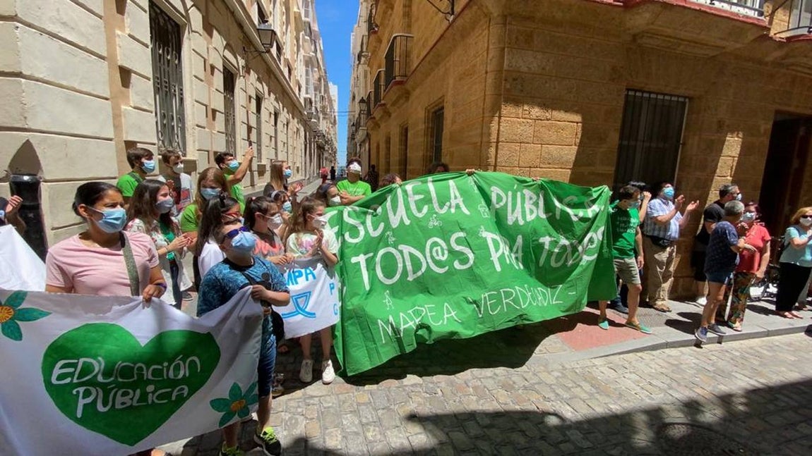 Fotos: El cierre del colegio la Institución, entre protestas