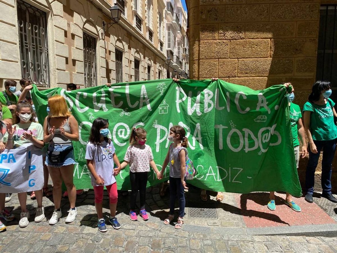 Fotos: El cierre del colegio la Institución, entre protestas