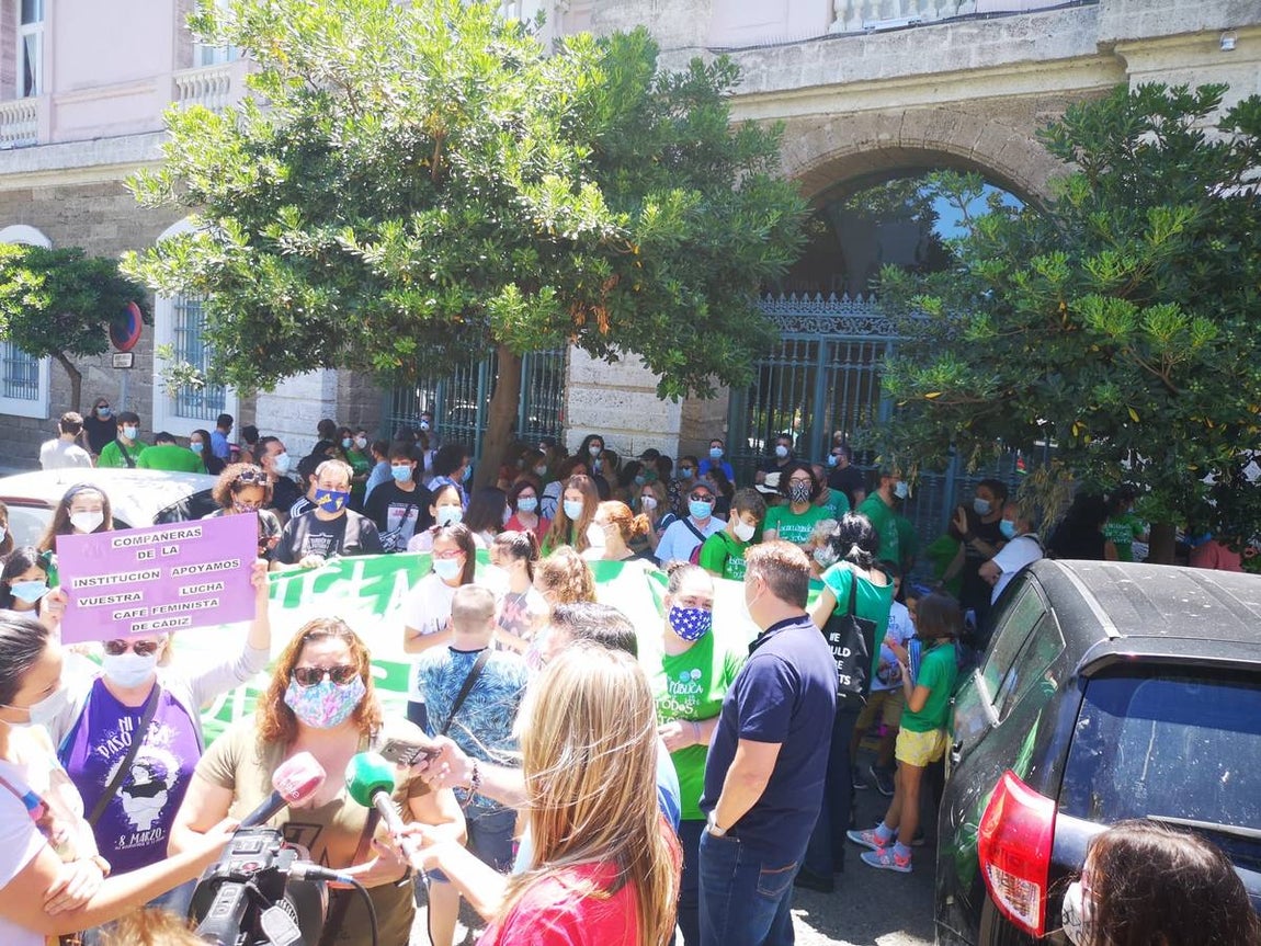 Fotos: El cierre del colegio la Institución, entre protestas