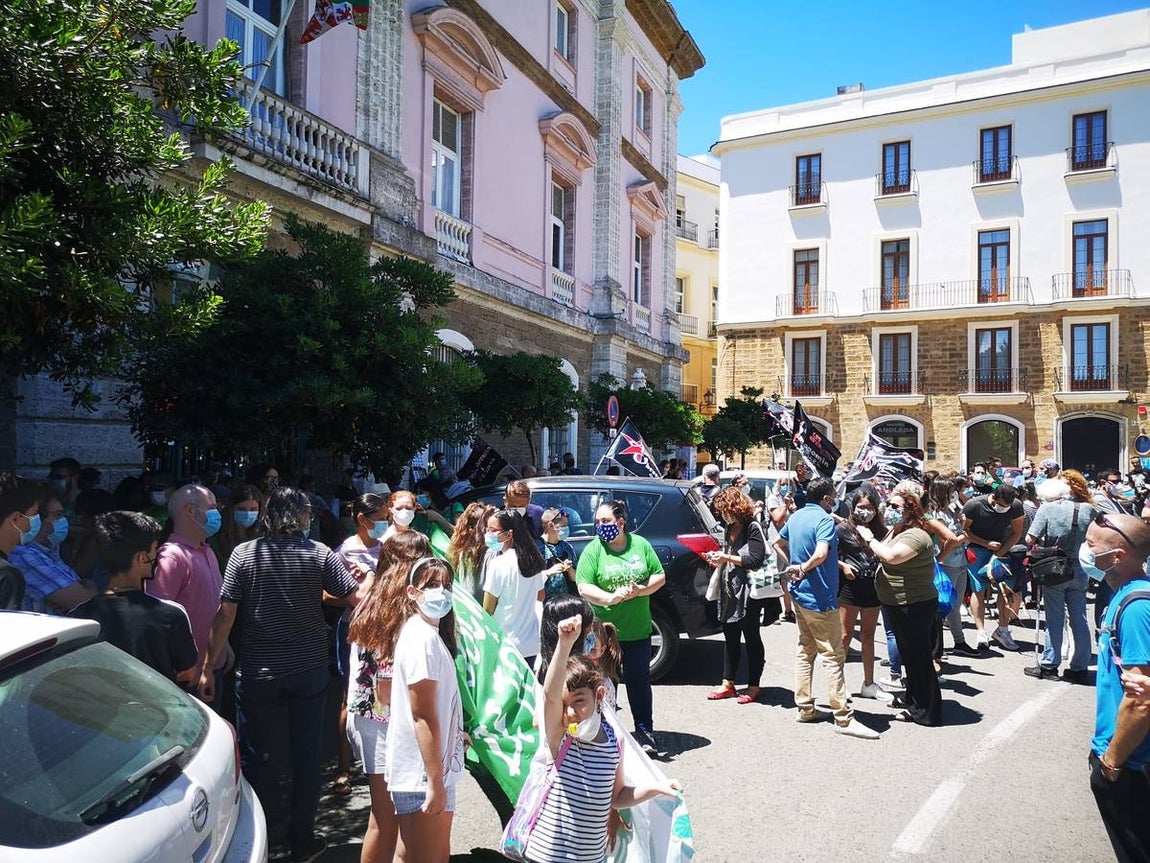 Fotos: El cierre del colegio la Institución, entre protestas