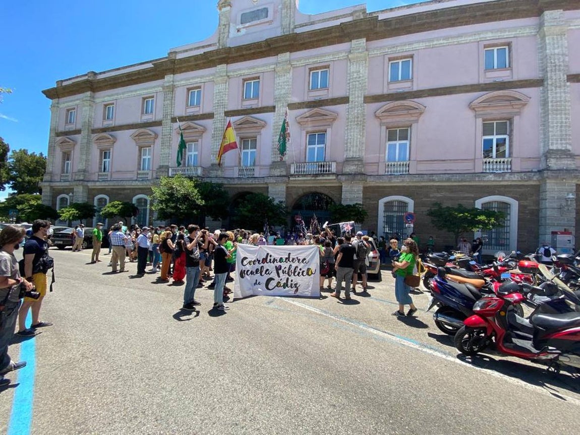 Fotos: El cierre del colegio la Institución, entre protestas
