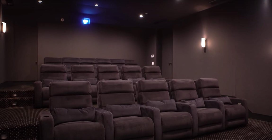 Sala de cine, discoteca, bodega.... La sala de cine no tiene nada que envidiar a las reales, con 15 asientos XXL y una gran pantalla. También encontramos un gimnasio completamente equipado, Spa, discoteca y bodega.