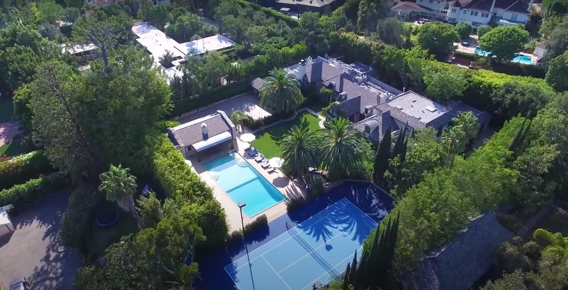 Una mansión que perteneció a Madonna. La razón no es otra que el precio, pues la reina del pop la adquirió en 2010 por 10 millones de dólares, y en 2019, casi una década más tarde, la vendió por casi 19. Finalmente Bieber la ha adquirido por 30 millones de euros al actual dueño.