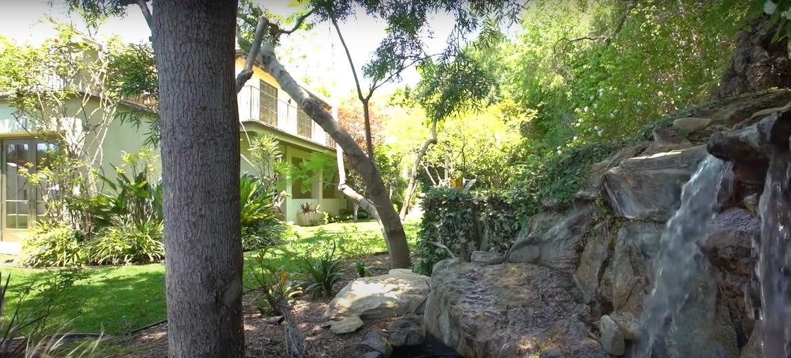 Planean adquirir otra casa. Aunque esta mansión sea un verdadero oasis, parece que los Bieber tienen pensado adquirir otra casa ubicada en Brentwood que actualmente es propiedad del CEO de Playboy, Ben Kohn. Lo que no se sabe es si se mudarán allí o si estarán entre ambas casas.