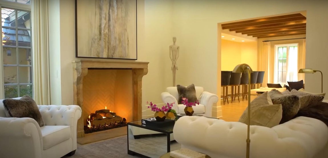 El interior se reparte en 530 metros cuadrados. El interior de 530 metros cuadrados está compuesto por estancias con amplios techos y muy luminosas donde imperan las tonalidades claras con algún detalle en un color más potente con el que contrastan.