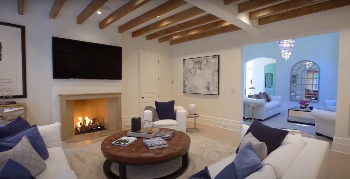 Siete chimeneas en toda la casa. No faltan las chimeneas y acabados en madera y mármol así como elegantes vigas que le aportan un toque más acogedor.