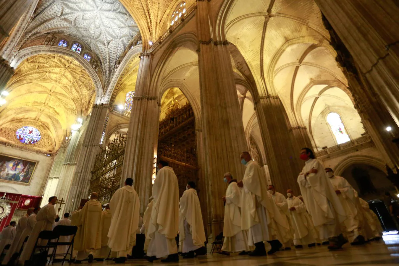 El clero sevillano celebra la Misa Crismal con varios homenajes