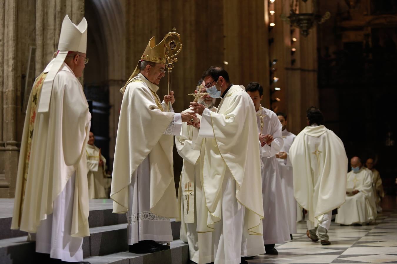 El clero sevillano celebra la Misa Crismal con varios homenajes