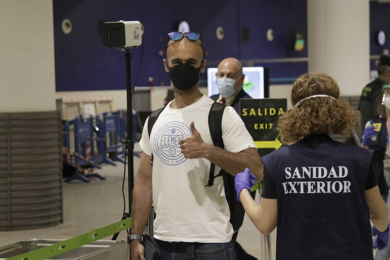 En imágenes, llegada del primer vuelo internacional a Sevilla después de tres meses