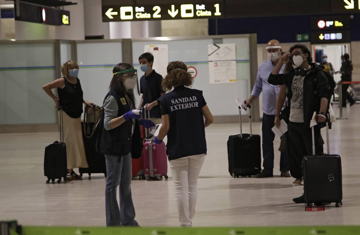 En imágenes, llegada del primer vuelo internacional a Sevilla después de tres meses