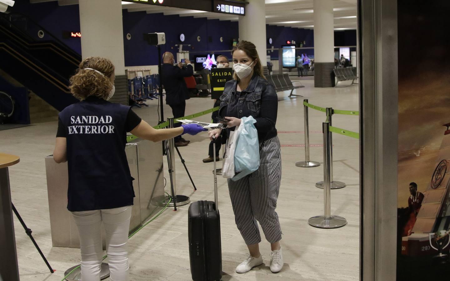 En imágenes, llegada del primer vuelo internacional a Sevilla después de tres meses