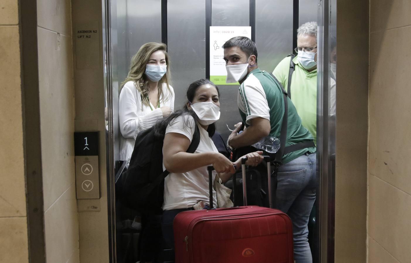 En imágenes, llegada del primer vuelo internacional a Sevilla después de tres meses