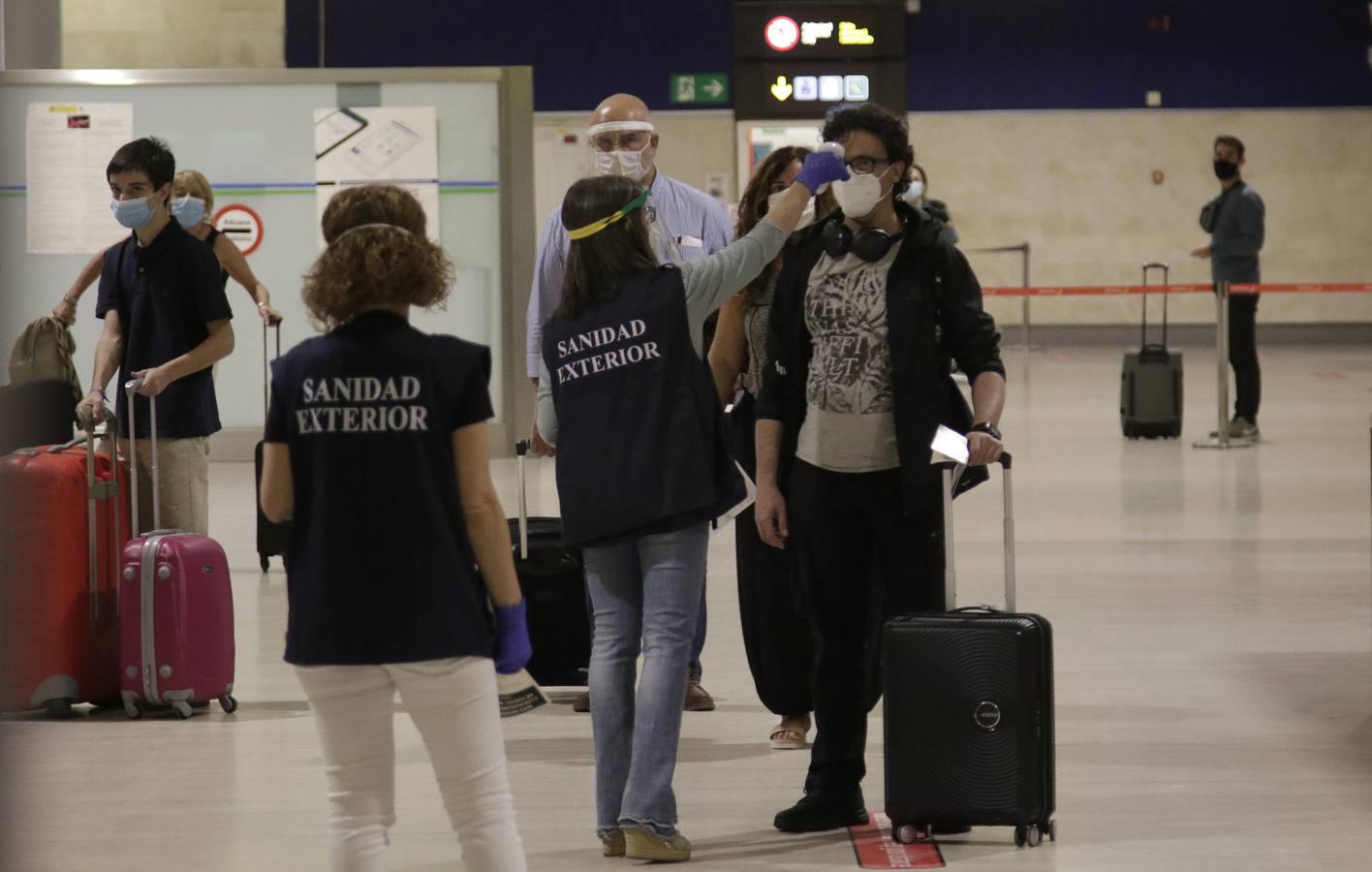 En imágenes, llegada del primer vuelo internacional a Sevilla después de tres meses