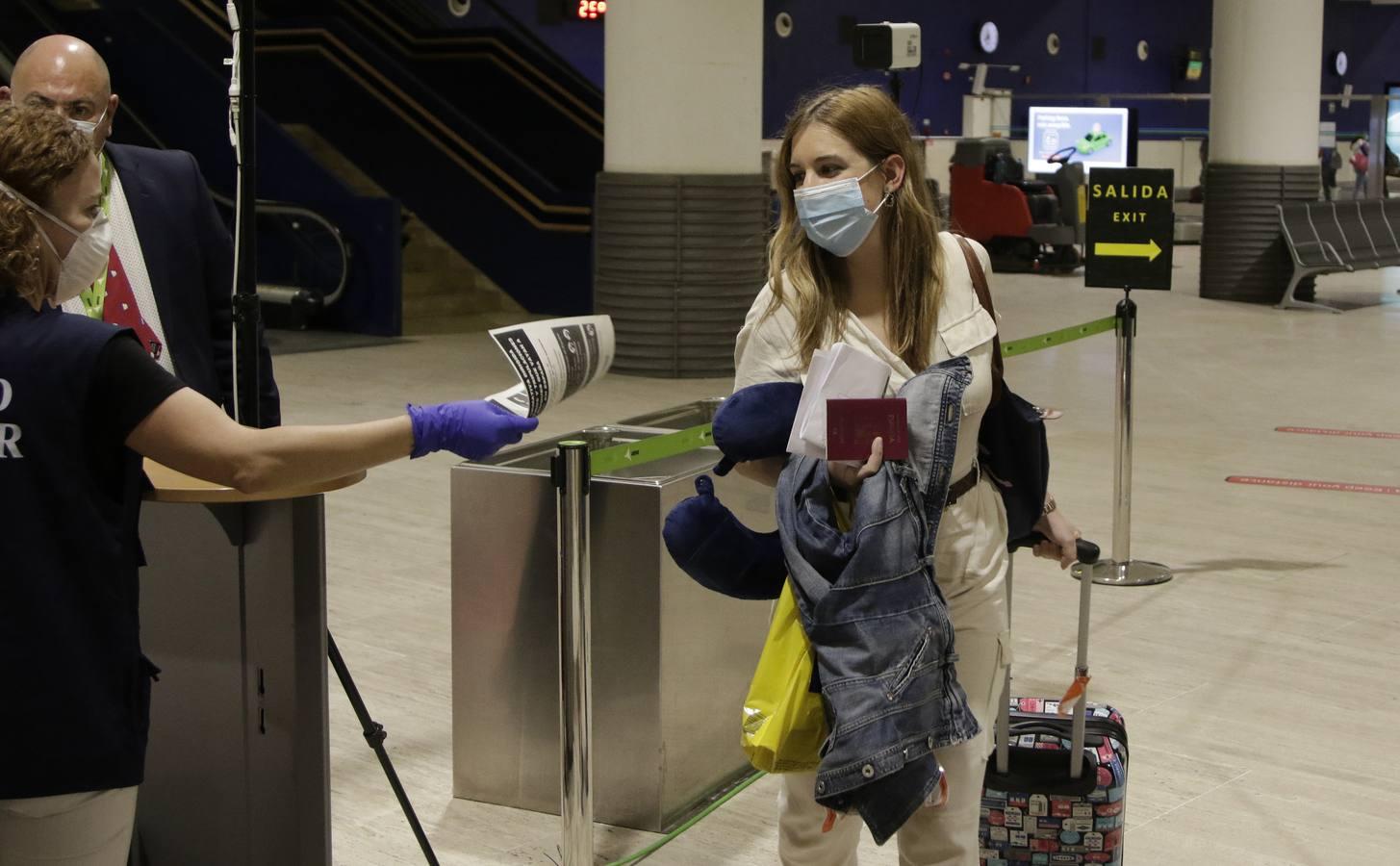 En imágenes, llegada del primer vuelo internacional a Sevilla después de tres meses