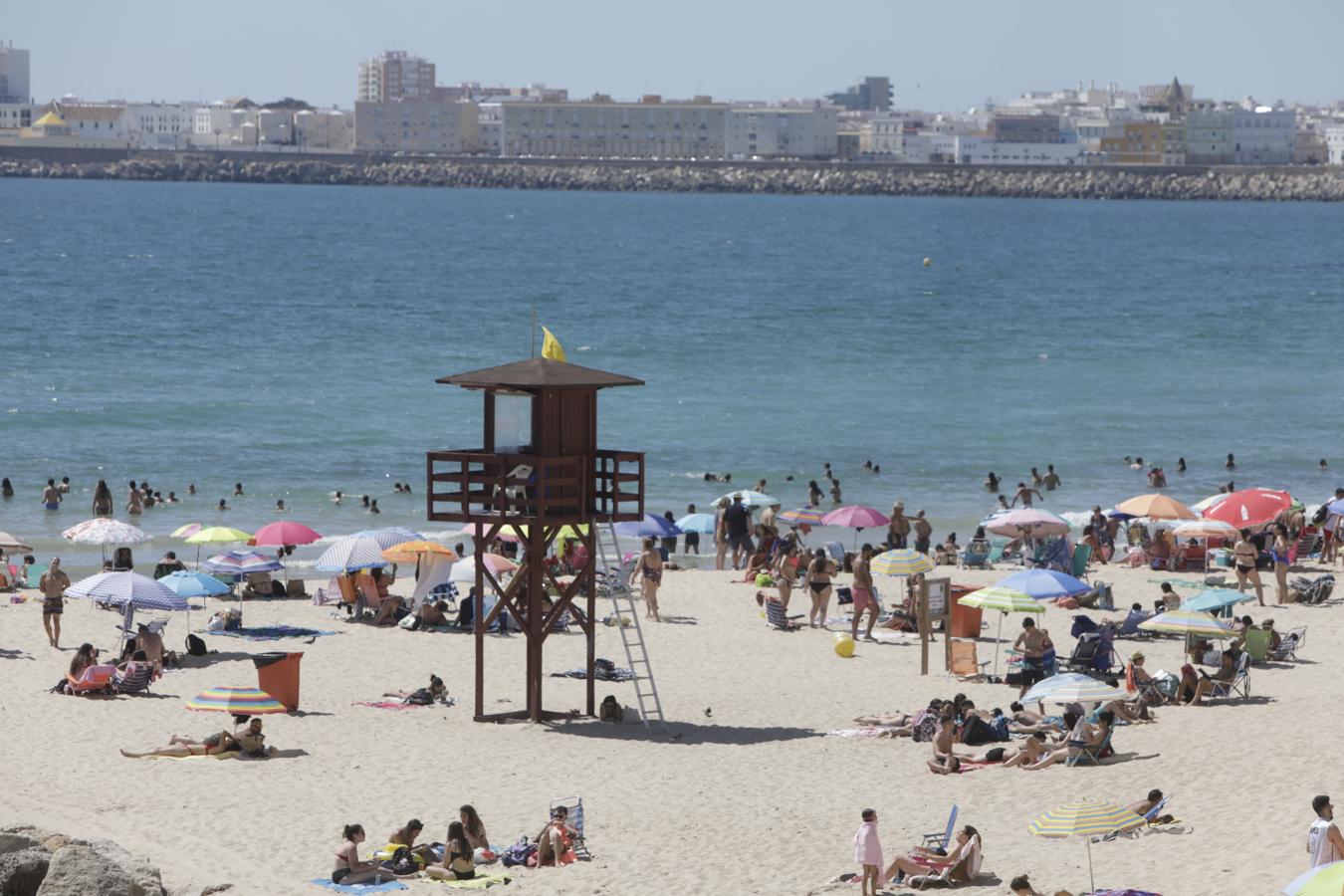 FOTOS: Cádiz se despide del Estado de Alarma disfrutando de sus playas