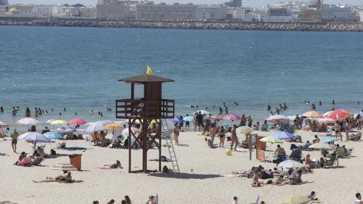 FOTOS: Cádiz se despide del Estado de Alarma disfrutando de sus playas