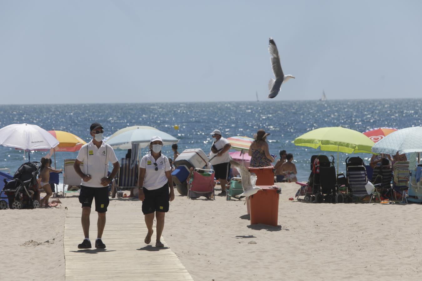 FOTOS: Cádiz se despide del Estado de Alarma disfrutando de sus playas