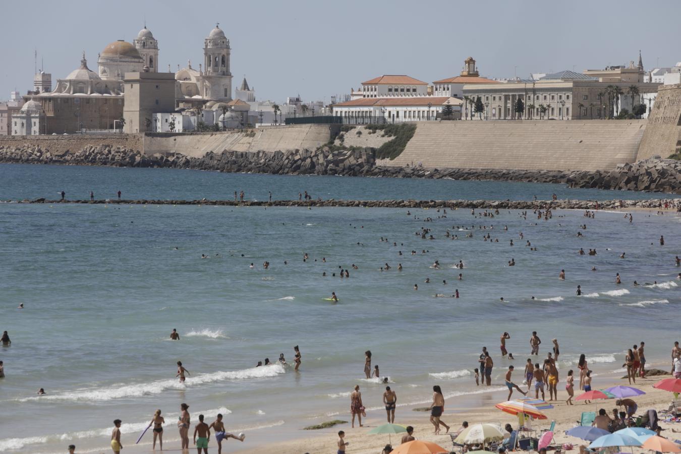 FOTOS: Cádiz se despide del Estado de Alarma disfrutando de sus playas