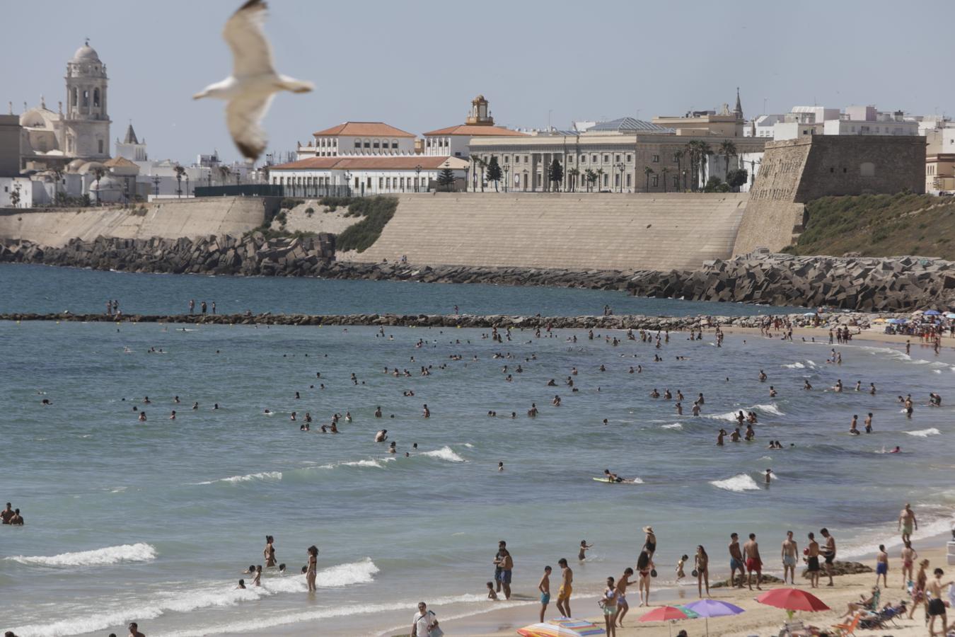 FOTOS: Cádiz se despide del Estado de Alarma disfrutando de sus playas