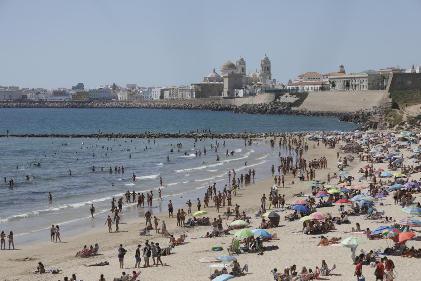 FOTOS: Cádiz se despide del Estado de Alarma disfrutando de sus playas