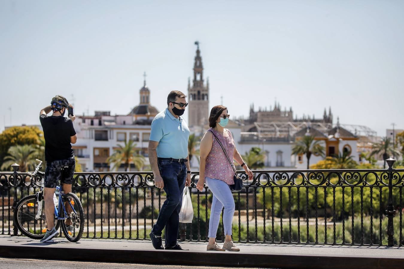 En imágenes, el calor marca la llegada de la «nueva normalidad» en Sevilla