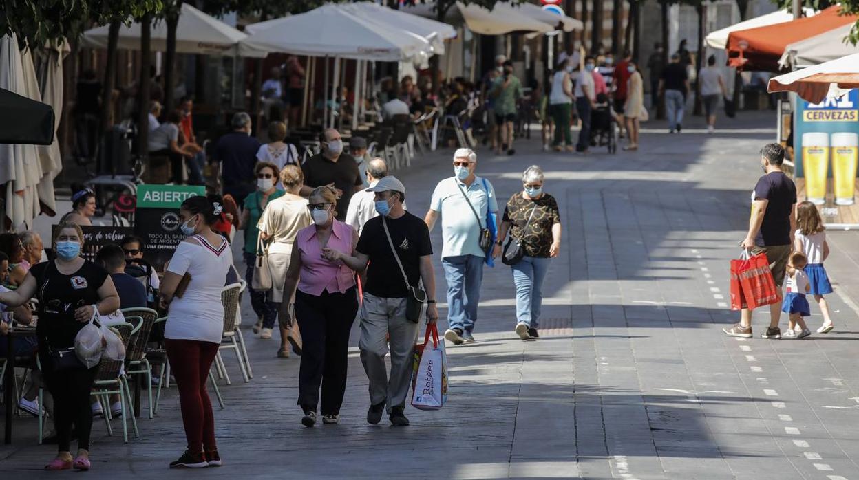 En imágenes, el calor marca la llegada de la «nueva normalidad» en Sevilla