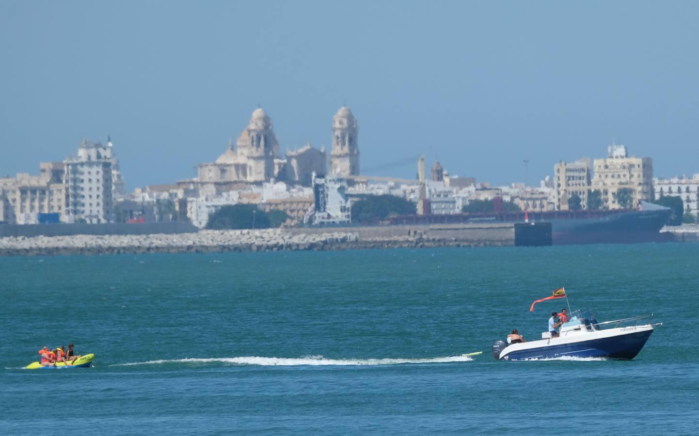 En imágenes, la playa de Valdelagrana el primer día de «nueva normalidad»