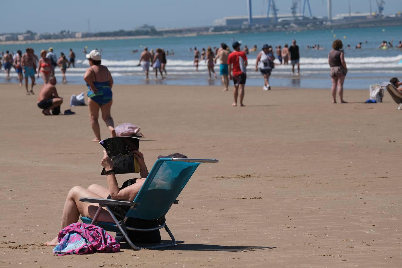 En imágenes, la playa de Valdelagrana el primer día de «nueva normalidad»