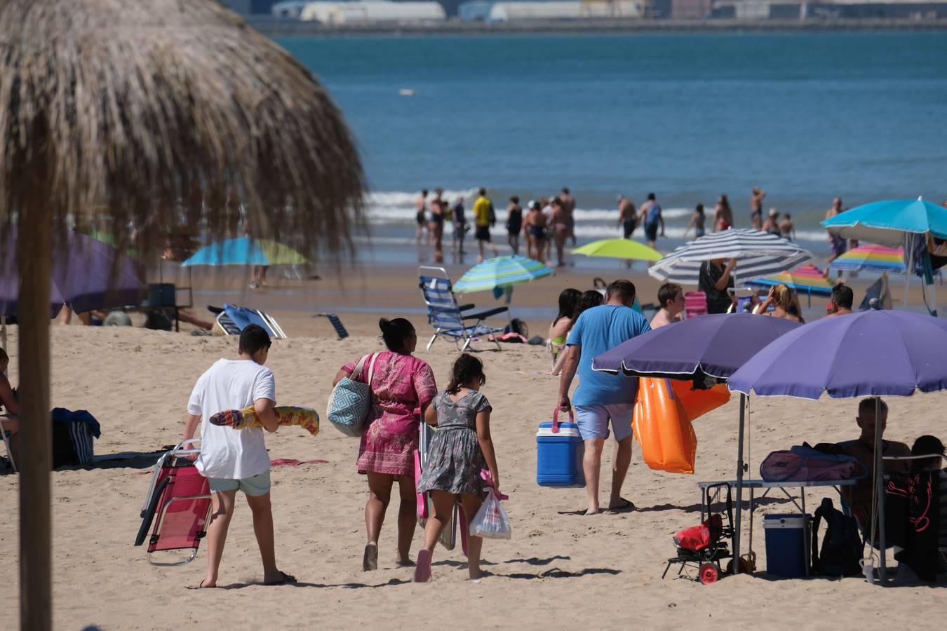 En imágenes, la playa de Valdelagrana el primer día de «nueva normalidad»