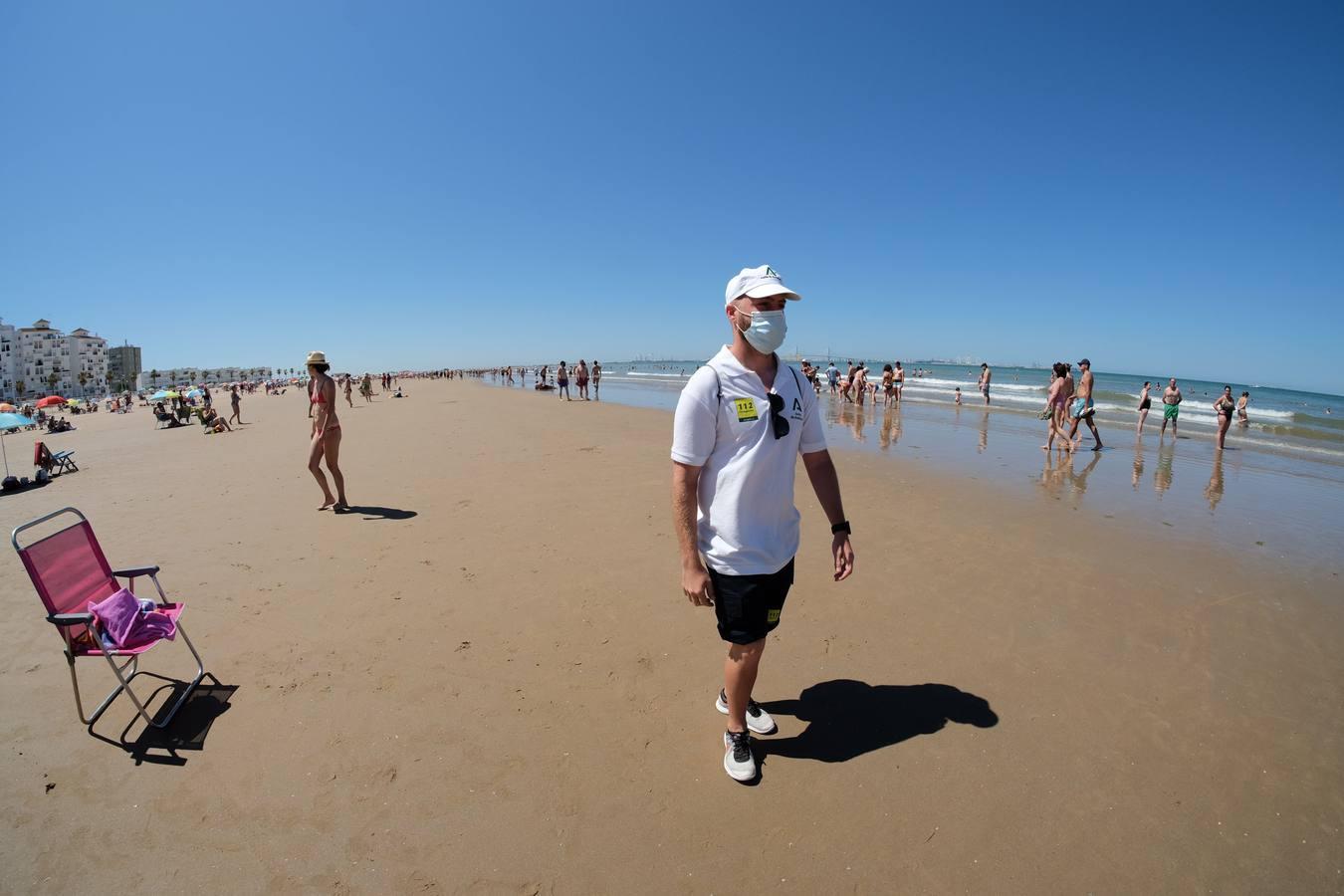 En imágenes, la playa de Valdelagrana el primer día de «nueva normalidad»