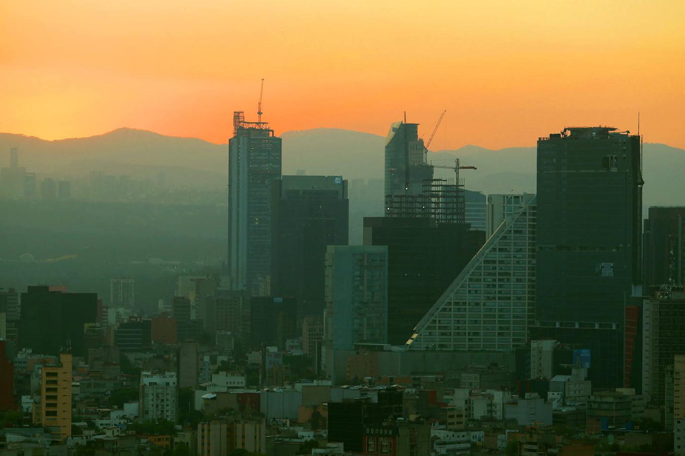 Años después, Ciudad de México se ha recompuesto (en la imagen, el skyline en 2015), pero los seísmos siguieron azotando al país. En 1995, el 14 septiembre, un seísmo de 7,3 en las escala de Richter causó 4 muertos. en el estado de Guerrero. El 9 de octubre,  61 por el terremoto de 7,5 en la escala de Richter que afectó principalmente a los estados Colima y Jalisco.. 