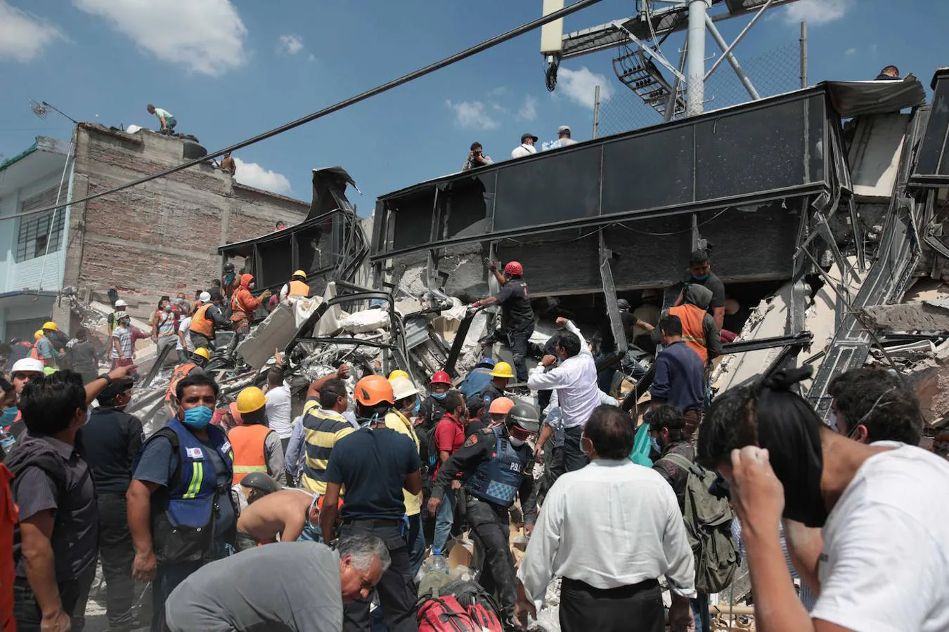 En 2017, fallecieron 471 personas en México a causa de tres sismos, los días 7, 19 y 23 de septiembre, en la mayor tragedia natural en México desde el terremoto de 1985, que dejó miles de muertos en la capital del país.. 